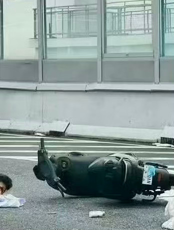 口罩遮挡车牌也要上！一家三口上高架引争议