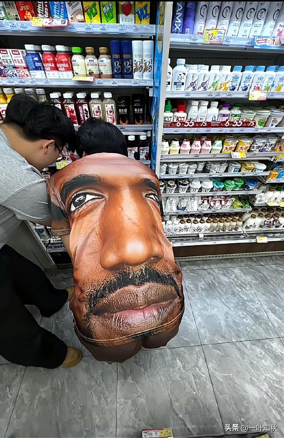 如此猎奇的衣服设计，没脸穿！
如今的审美千奇百怪，半点欣赏不来。🙅