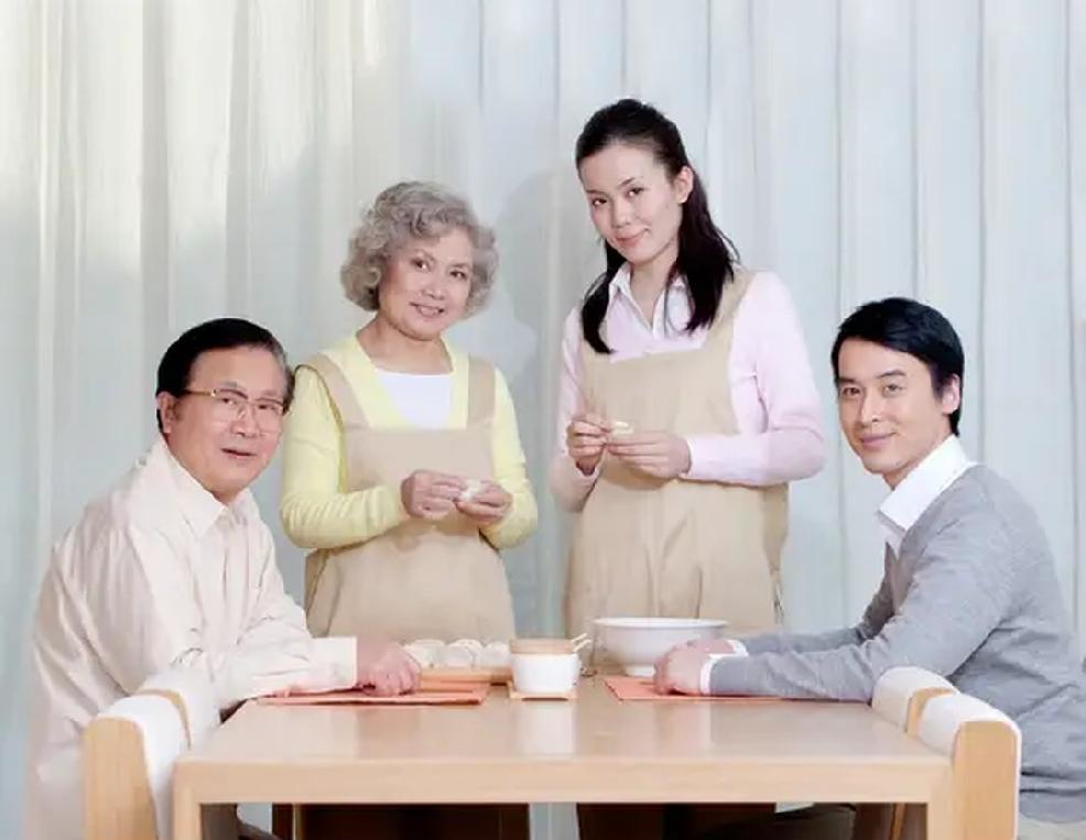 高考前，家庭氛围真的太重要了，家庭和睦就是最好的减压氛围。高考临近，家里气氛紧张