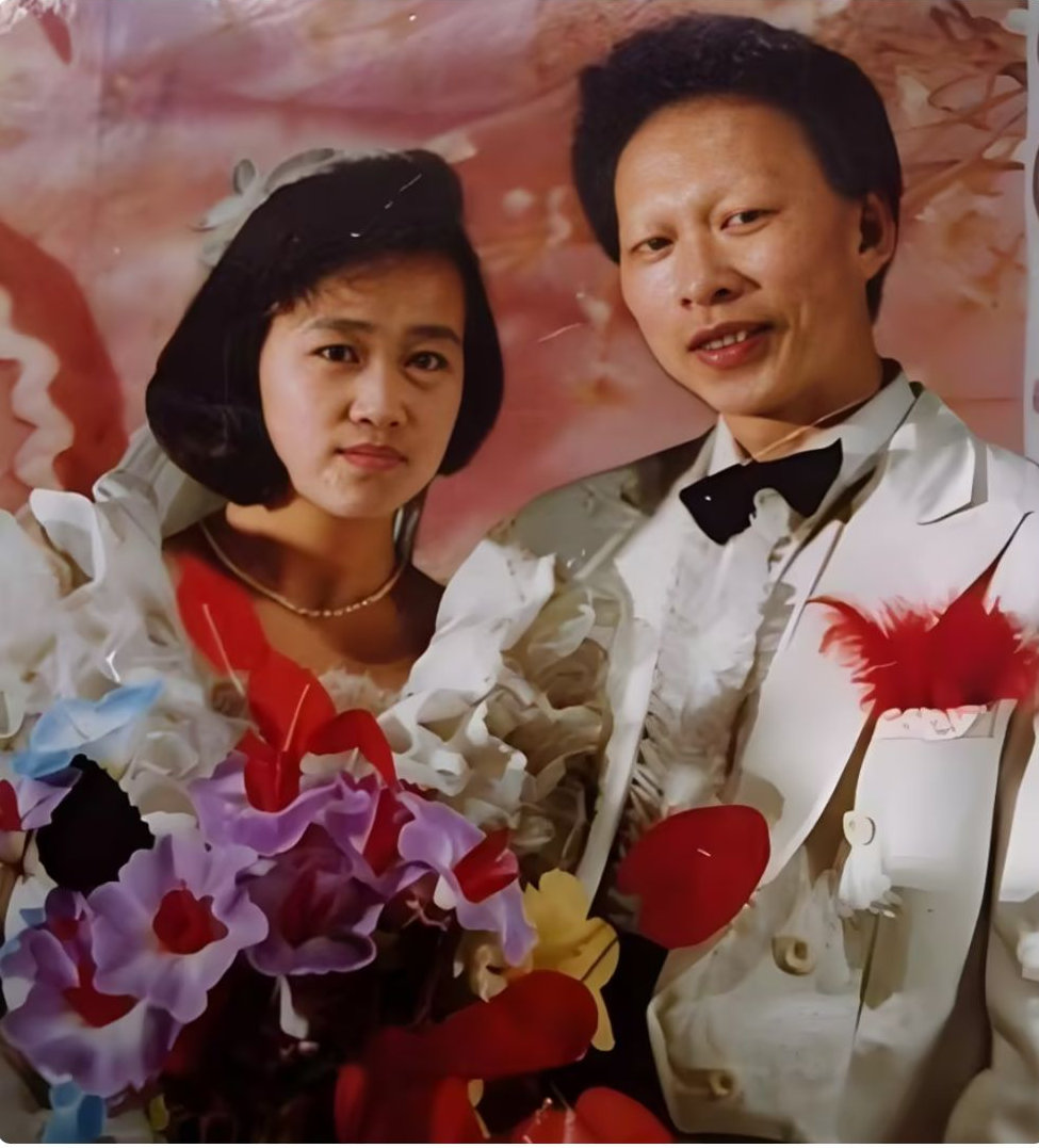 59岁“黄金反派”李明近况曝光！与美貌妻子一见钟情，两个女儿漂亮可爱 