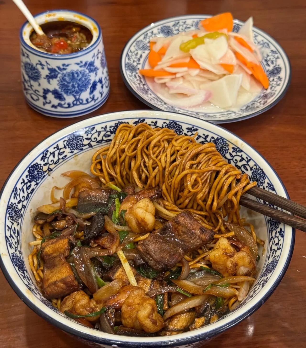 杭州吃饭日记 8.12
今日份晚餐：杭帮面 虾爆鳝拌川 好吃是好吃，就是确实贵！