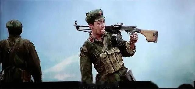 电影《高山下的花环》，有许多的细节值得回味，举个小例子，在与越军交战时，梁三喜和