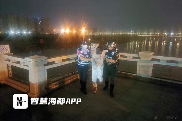 #福建一醉酒男子欲跳桥特警飞身救下# 8月29日凌晨，泉州田安大桥下水流湍急一男