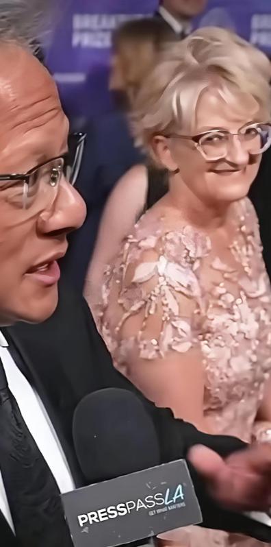 千亿富豪的眼里只有她！黄仁勋台北演讲完满头大汗，无视了工作人员和水杯，径直走向了