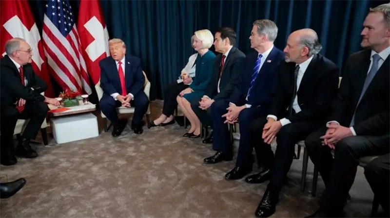 《华尔街日报》：美国官员被迫穿上特朗普赠送的鞋子

据《华尔街日报》报道，唐纳德