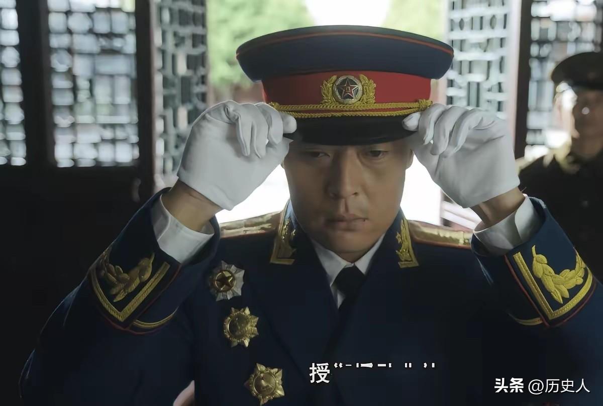 最近追完《九个弹孔》，越琢磨越觉得这部剧把大时代里的个人命运写透了。
就拿江汉军