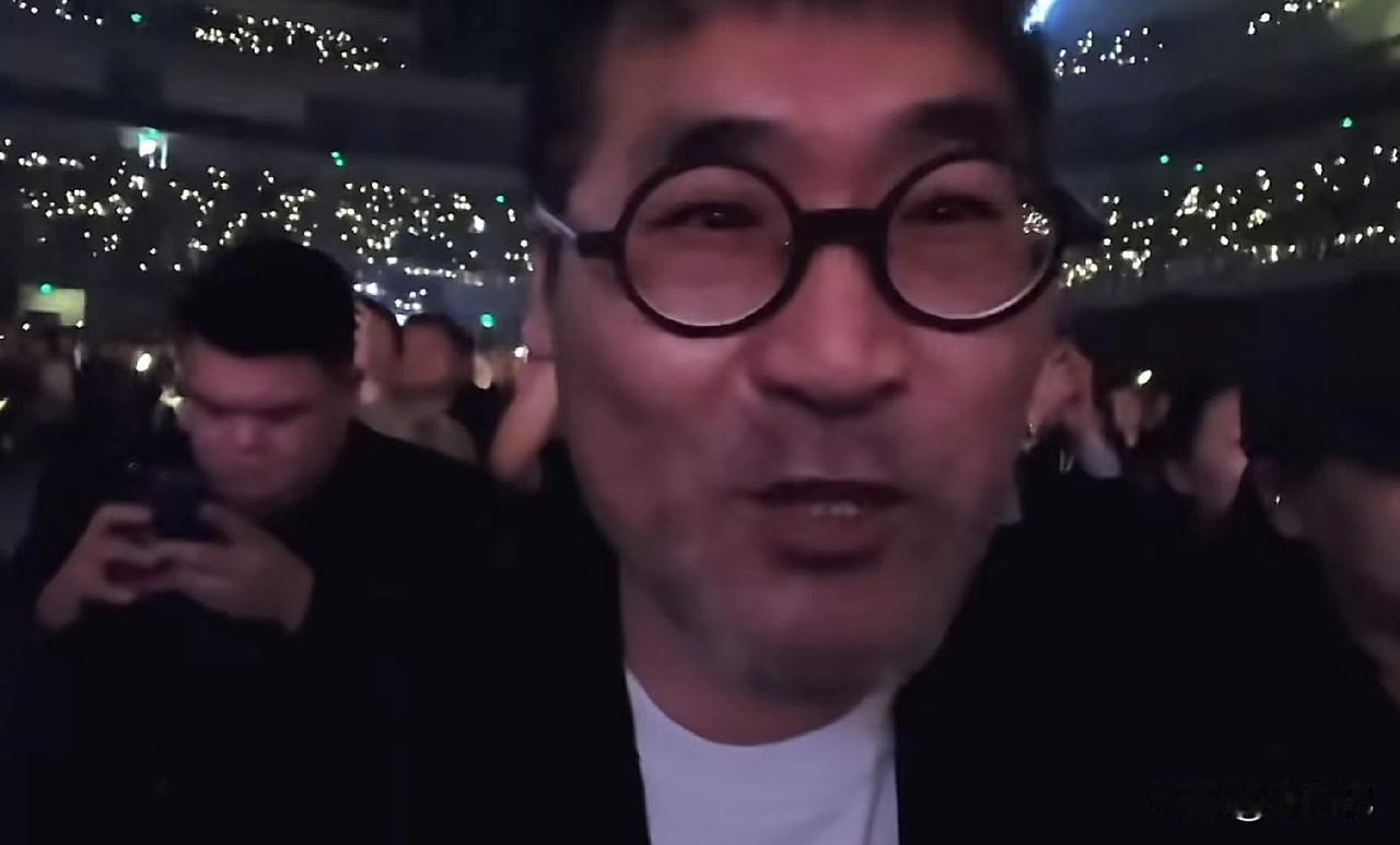 现在都流行李宗盛看李宗盛的演唱会，
邓紫棋看邓紫棋的演唱会，
伍佰看伍佰的演唱会