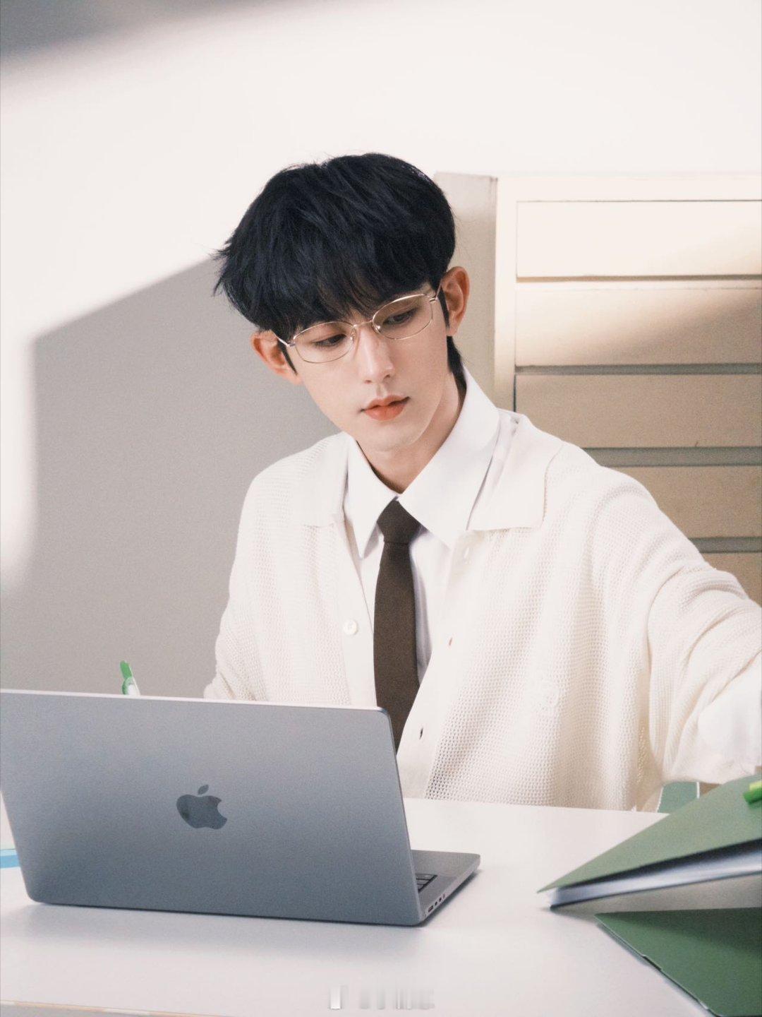 郭俊辰 有效播剧郭俊辰11月行程拉满，真·有效播剧！《天地剑心》里的权如沐又帅又