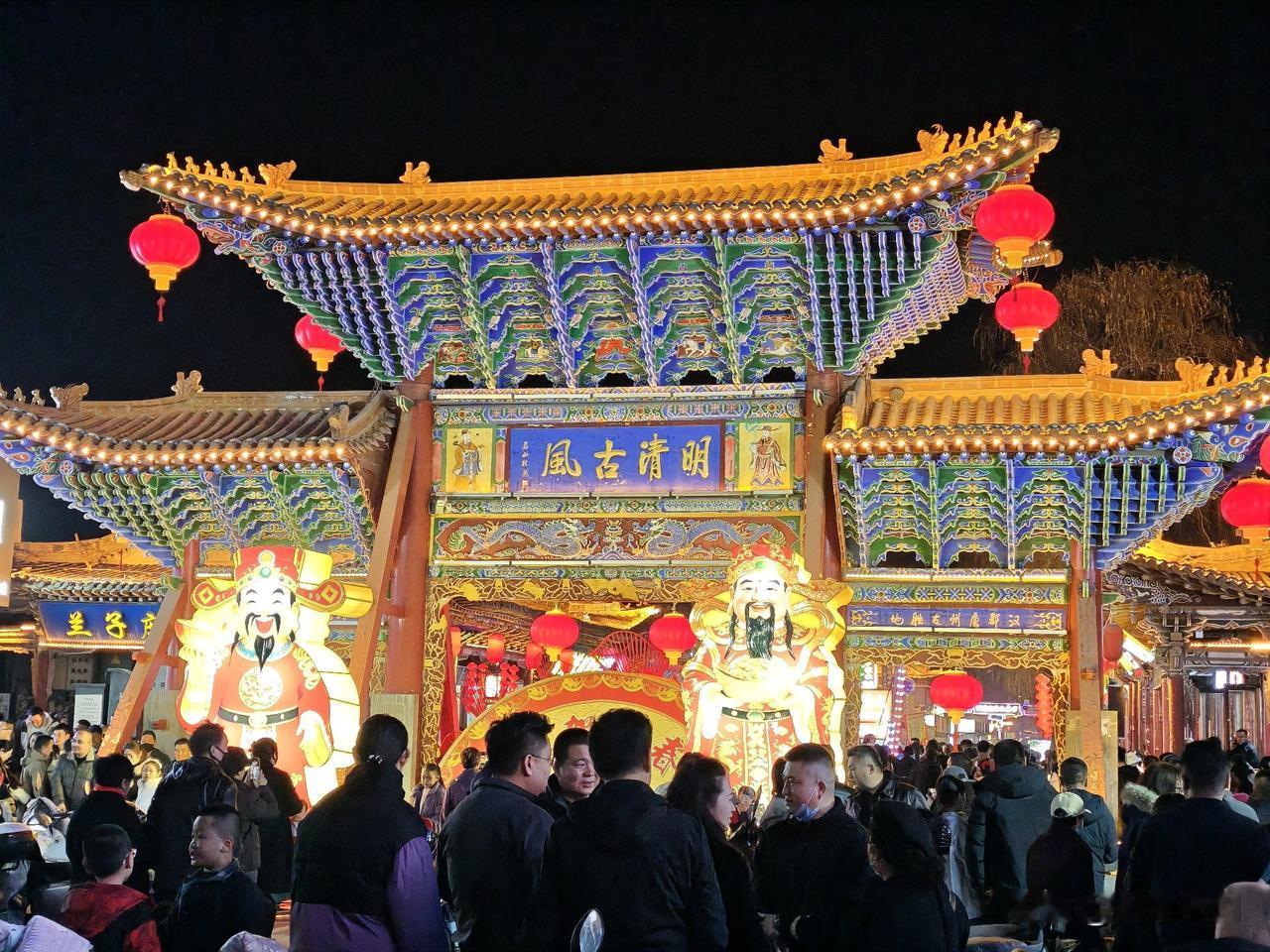 甘州月·上元情
 
马年的风，掠过甘州的城墙
把正月十六的月光，吹成了温柔的霜