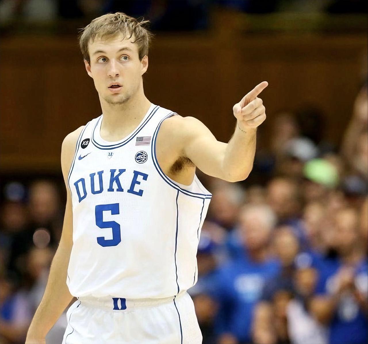 湖人球迷也不要太高兴！
肯纳德没有想象中那么好
虽然从数据看
他有接近50%的三