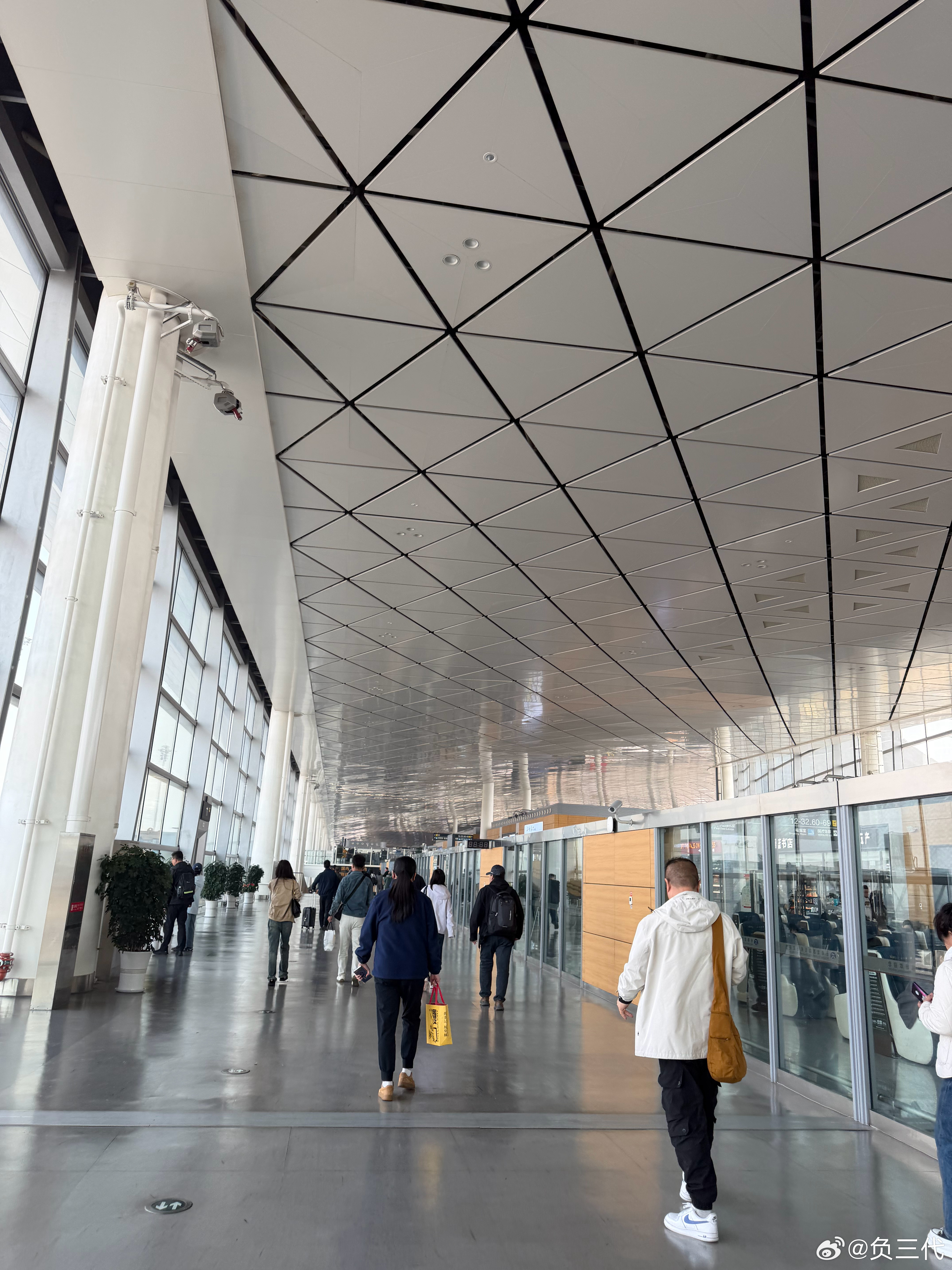 第一次来长春，长春机场太文明了，居然还有机场直达市区的高铁，只需要15分钟