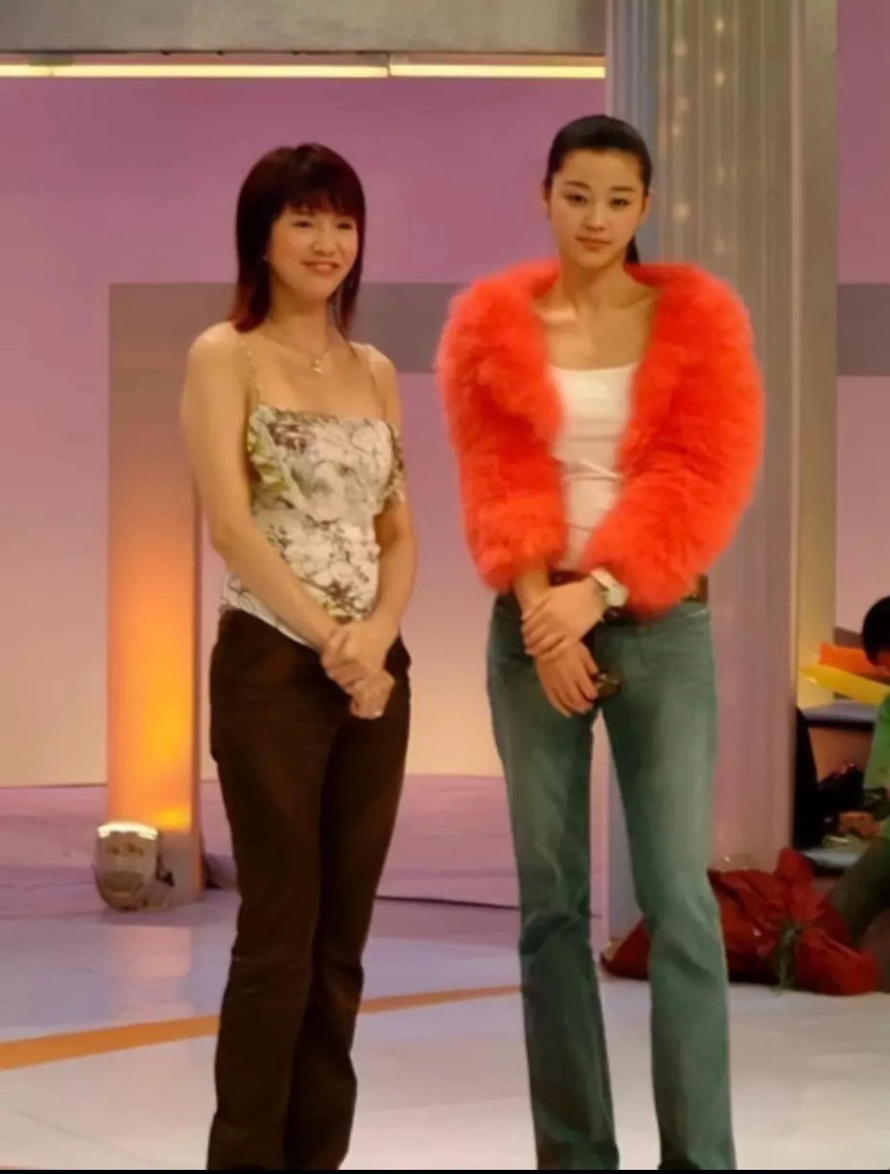 2004年，23岁的全智贤在中国香港为新电影《我的野蛮师姐》做宣传，大光明造型美