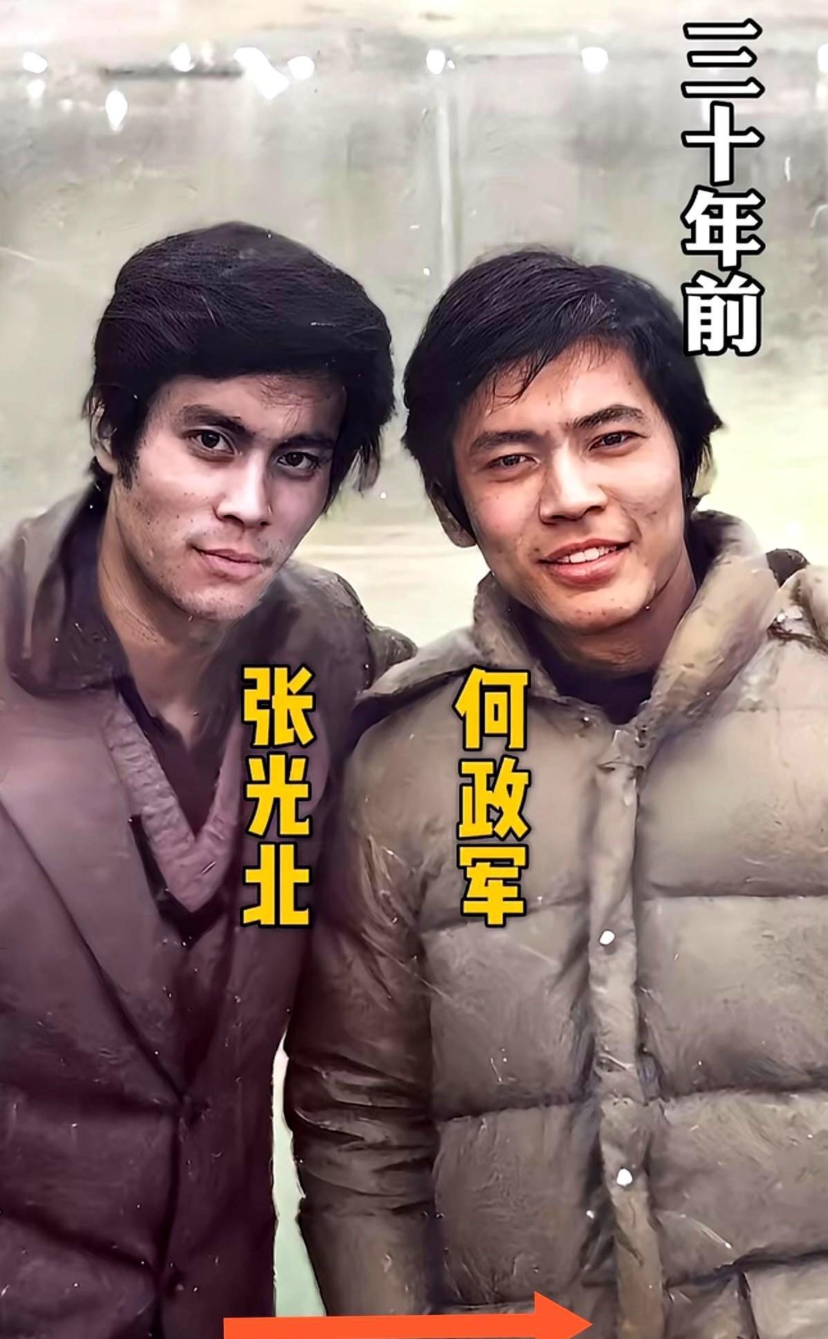 张光北穿着当年的军大衣，站在摄影棚里，何政军在旁边笑：“你这身，比我还熟。
”