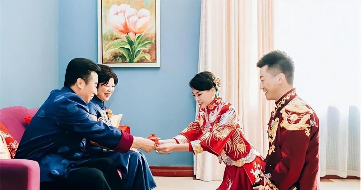 一女子说在婚礼上给婆婆敬茶的环节，婆婆给了她一个红包，她一摸觉得轻飘飘的，连一万