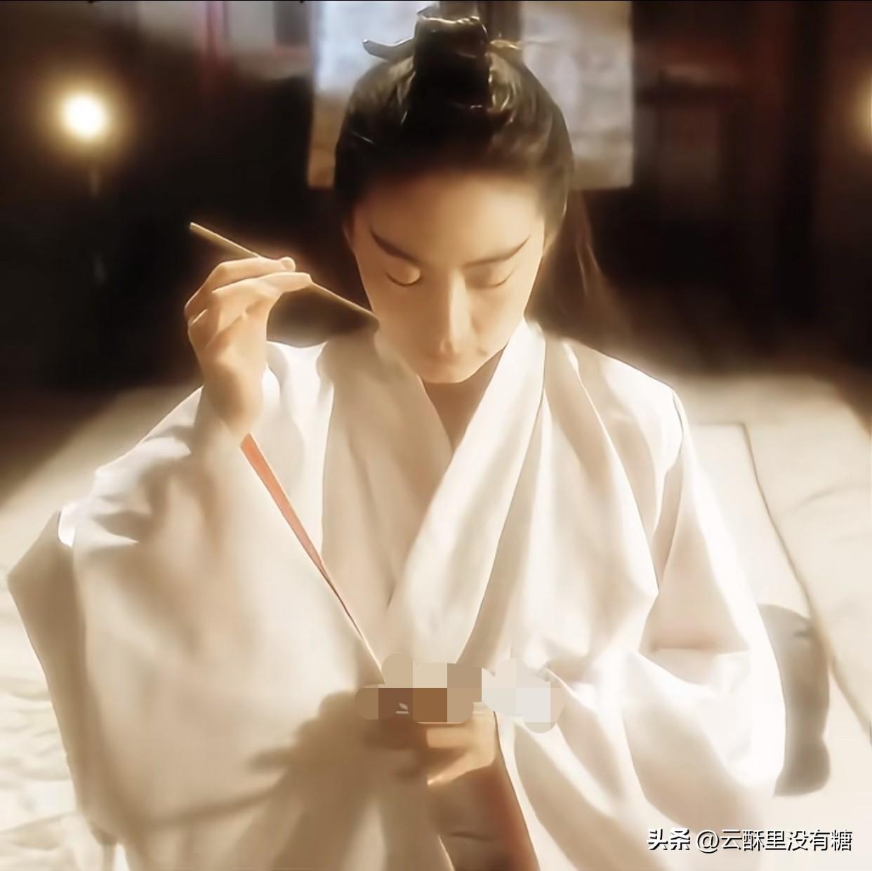 东方不败到底爱不爱令狐冲？

《笑傲江湖2》令狐冲临shi 前反复追问“你是不是