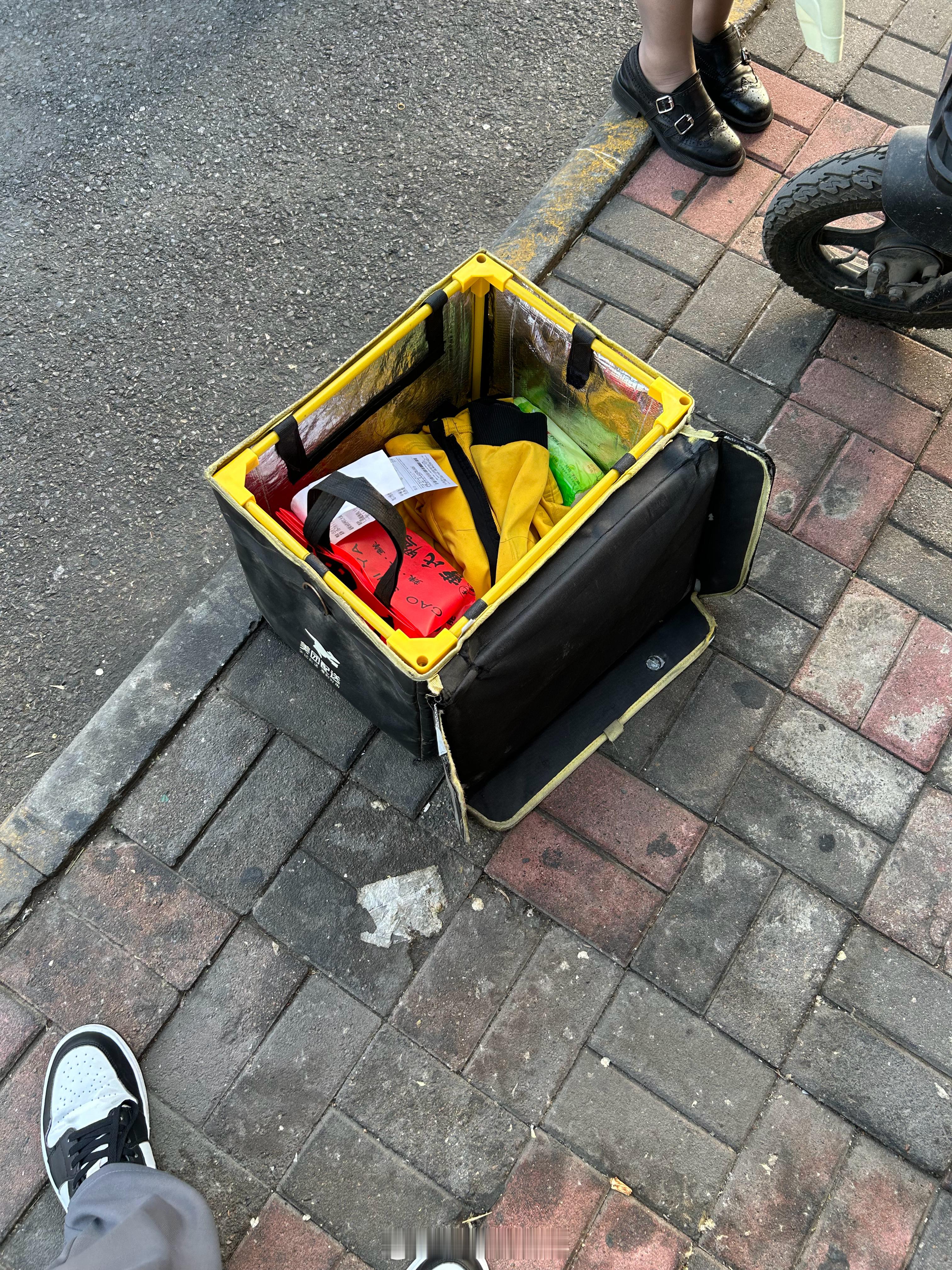 今天下班做了件好事，外卖小哥的箱子掉了，他没察觉到，我给商家打电话让他联系外卖小
