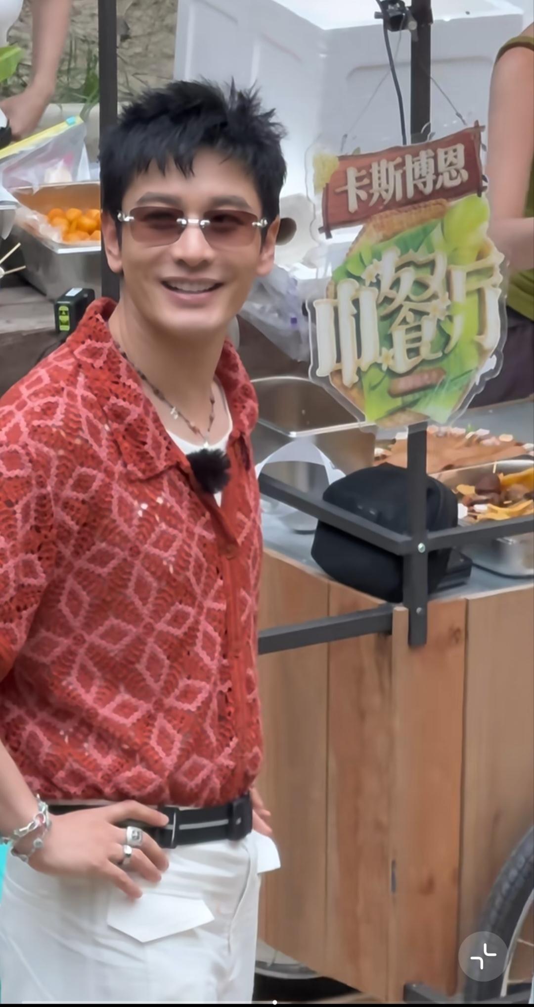 黄晓明笑起来永远是那么阳光。这个发型也好看！感觉年轻了20岁！