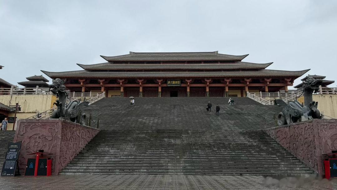 回头一望突然深有感触，如此情景简直就是汽车市场的复刻。传统燃油车就像这戒备森严的