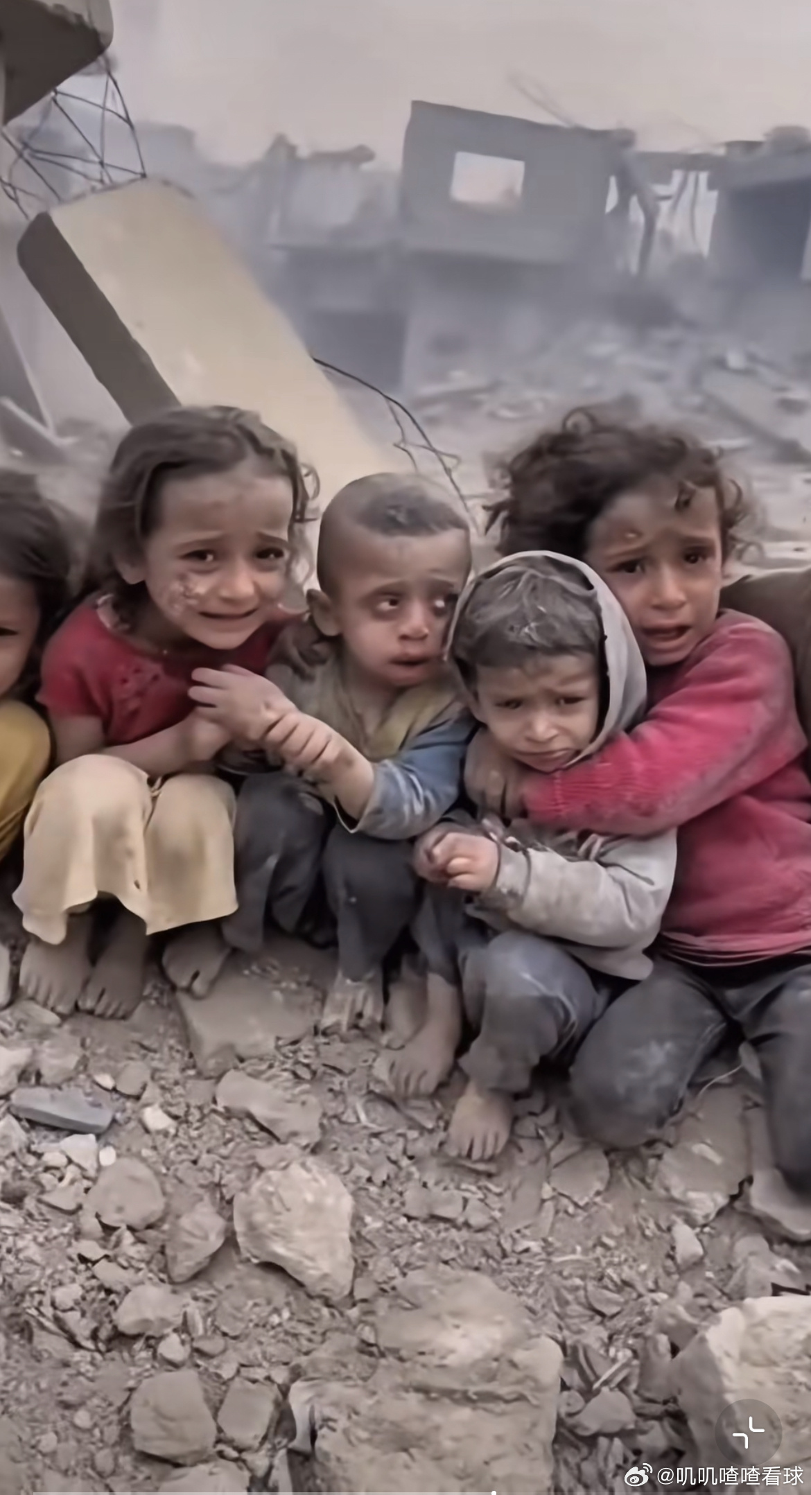 潘粤明 一定要这么现实吗短短的八个字让微博网友又陷入了极度沉思之中！到底什么意思