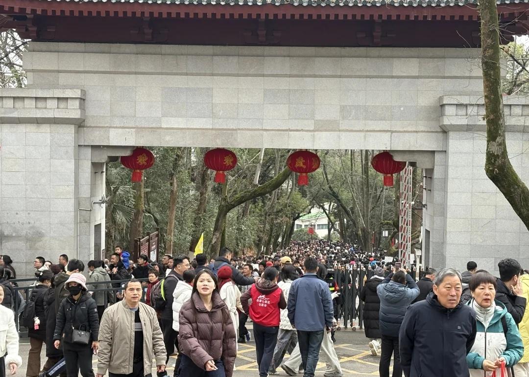 带家人来岳麓山的🍠友们注意啦
想要轻松一点 建议东门上南门下山
[机智]东门比