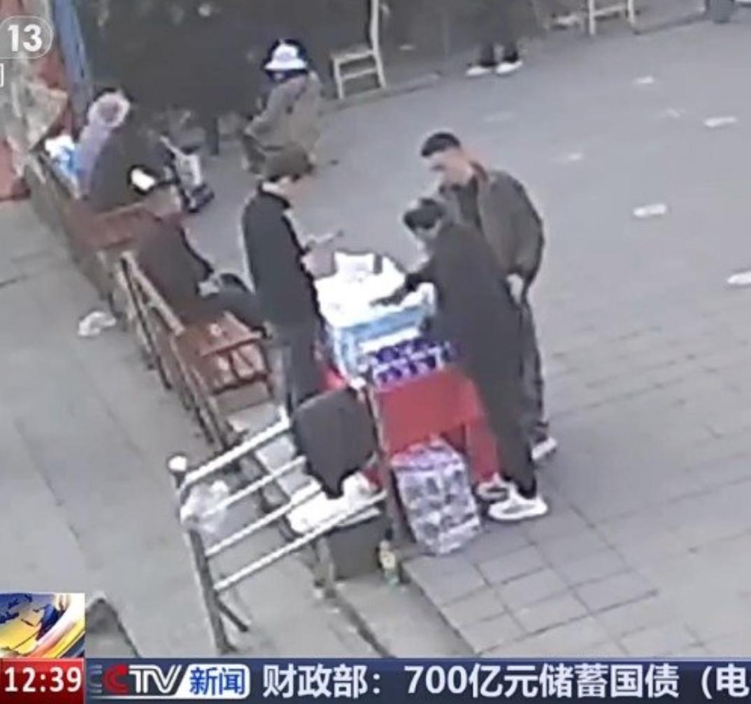 央视紧急曝光！街边免费领鸡蛋、送纸巾，全是致命的大坑
 
千万别再贪街边的免费小