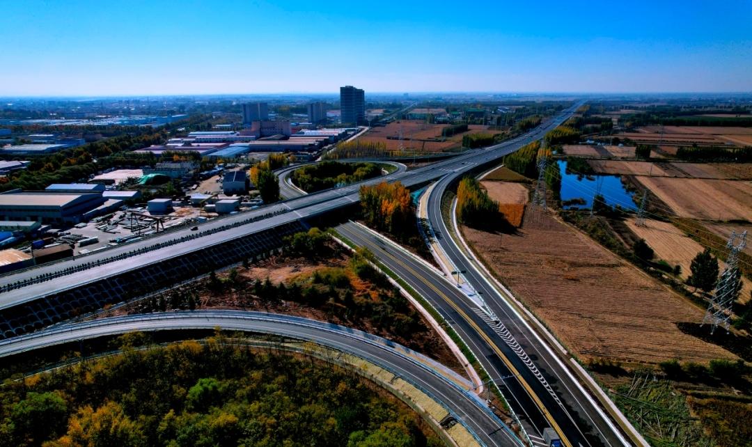 近日，青岛城投集团旗下交发集团投资建设的沈海高速南村至青岛日照界段改扩建工程主线