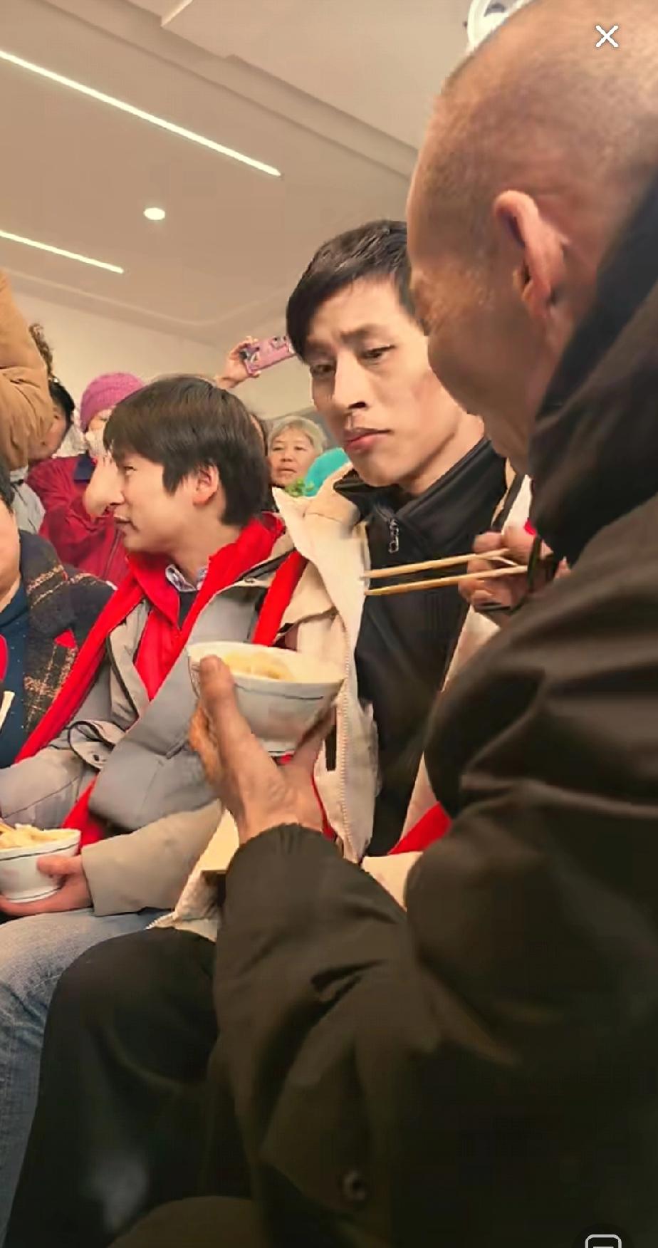 张云鹏在外面举目无亲，日子过得并不太好。他有着黄皮肤、黑头发，是个地道的中国人。