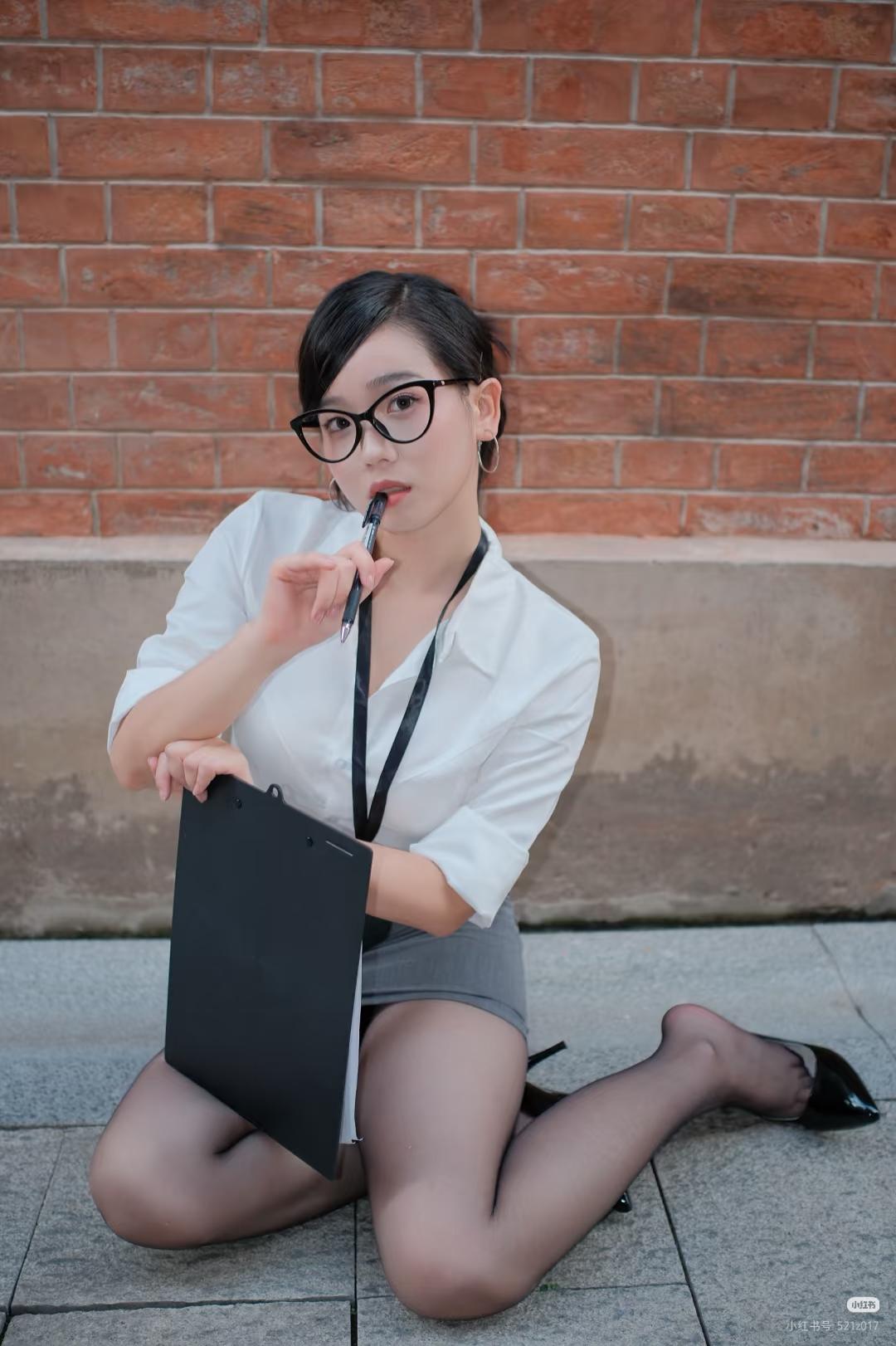 看到戴眼镜的女士在思考，总会让人联想到一幅充满知性美的画面。女性魅力照 戴眼镜美