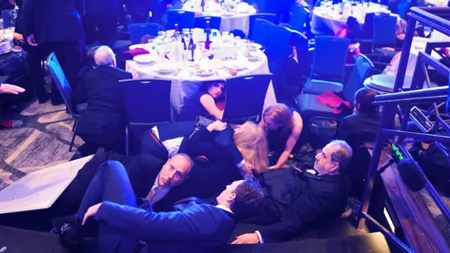 白宫记者晚宴枪声刚落，社交平台已炸成战场。枪手身份未明，阴谋论先飞：有人说是自导