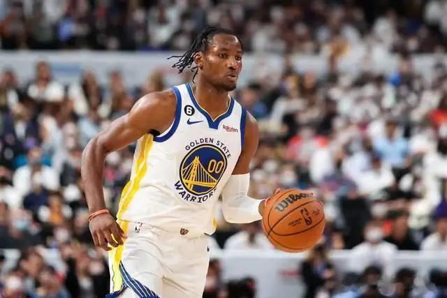 这就是现在的NBA，9场比赛7场出现大逆转，另外2支菜鸡在挨揍。
先说挨揍的菜鸡