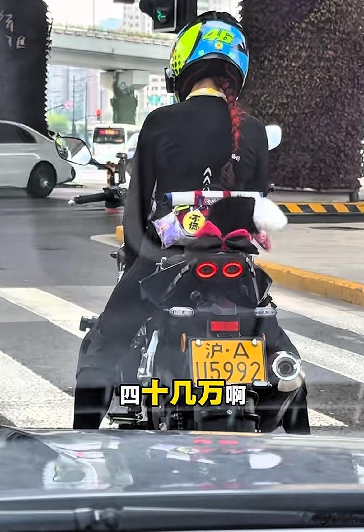 一个摩托车牌照值四十几万吗？那这摩托车值多少？