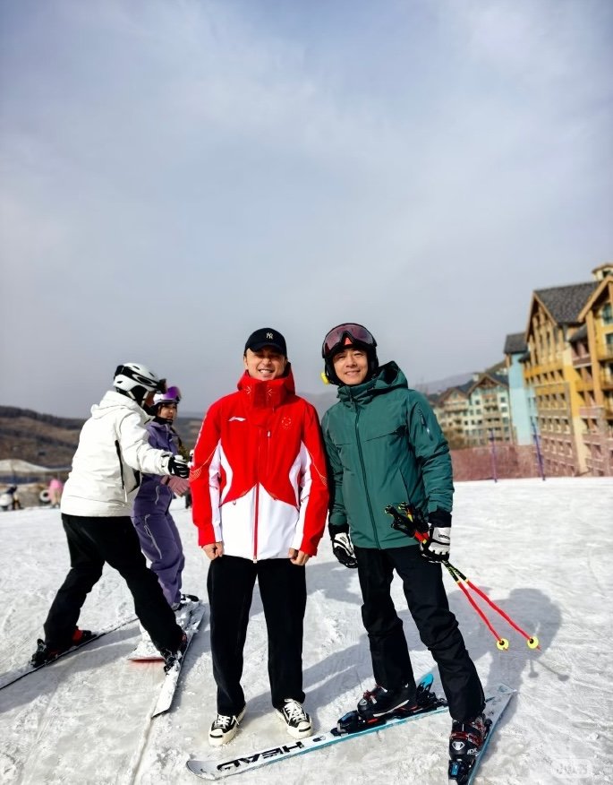 撒贝宁尼格买提一起滑雪 网友偶遇撒贝宁和尼格买提一起滑雪，春晚刚结束不久，又相约