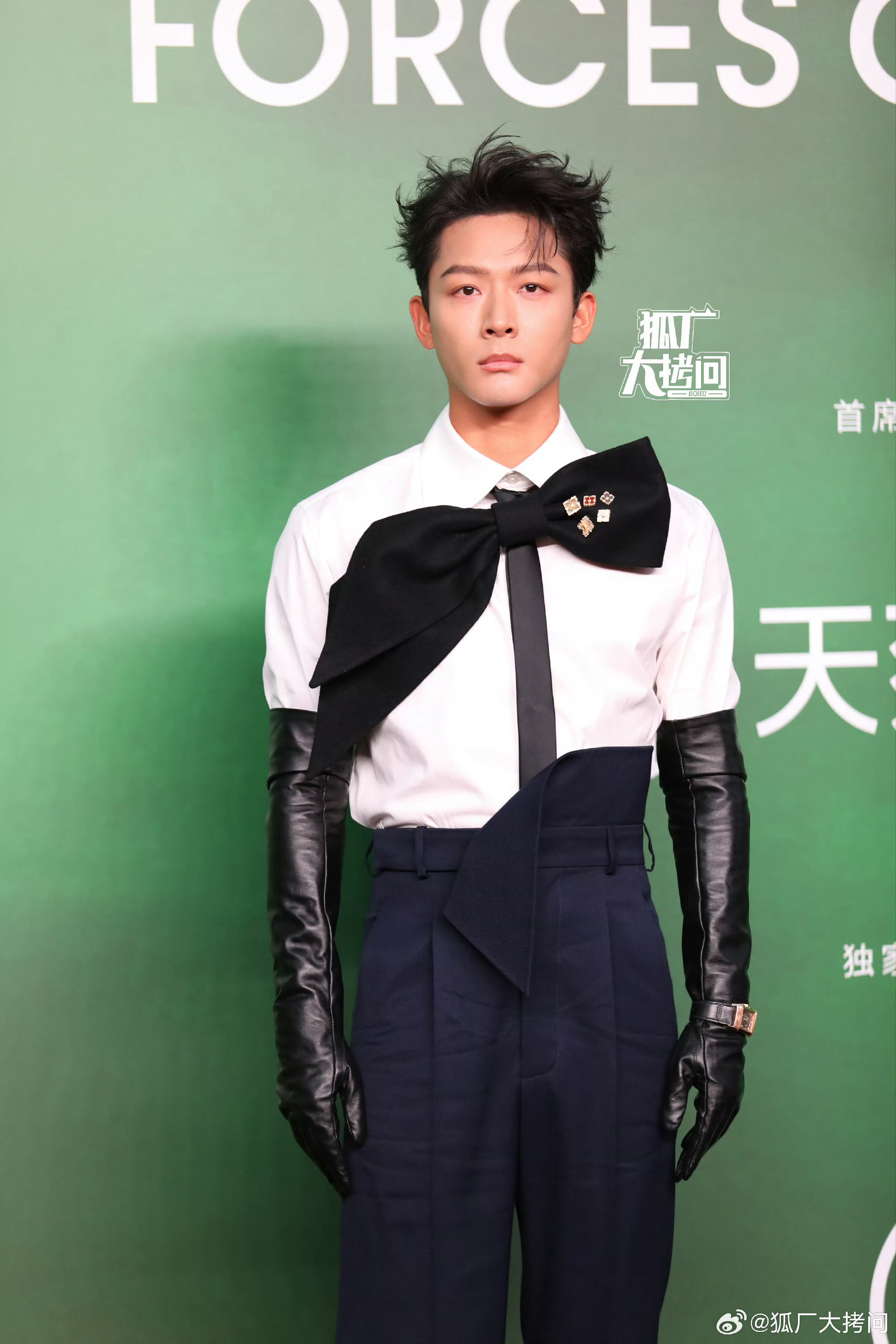 晚意又来红毯逮人了 我笑成大奋 ​​​