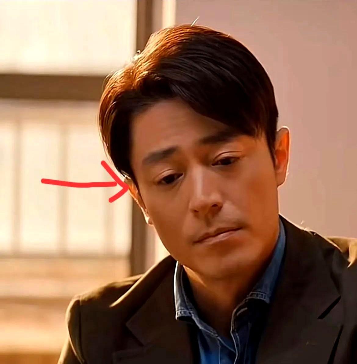 这张照片是霍建华在热播剧《他为什么依然单身》里的一个镜头

你仔细瞅霍建华这眼神