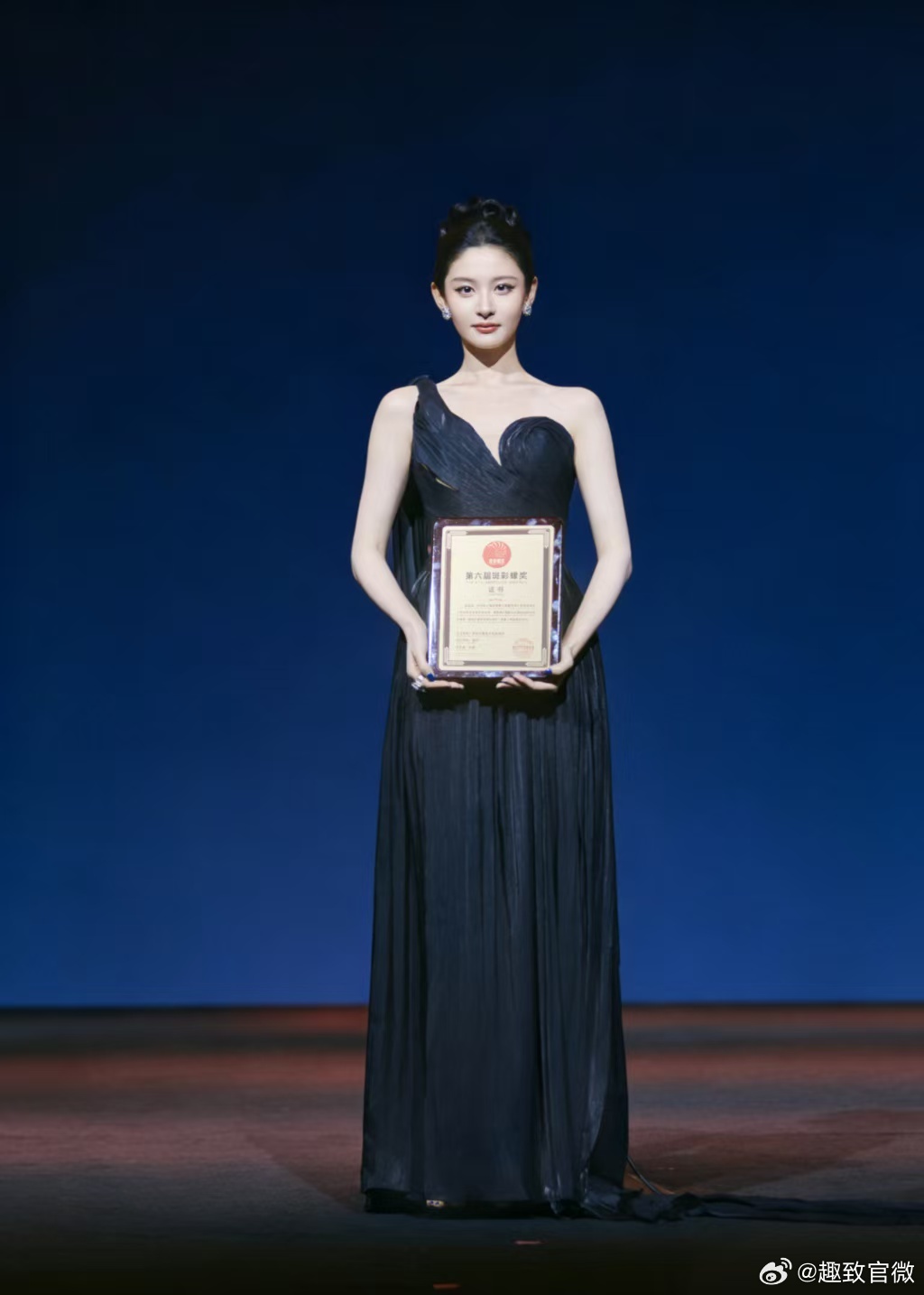 赵晴凭借古装实力拿下斑彩螺奖赵晴又一次被看见了 咱们小核桃的古装真的是好权威，能