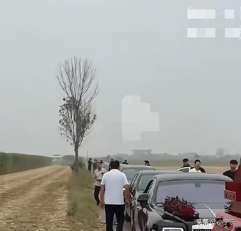 近日，河北沧州一婚车半路居然被一辆三轮车直接拦停，开三轮车的男子索要一整条烟，他