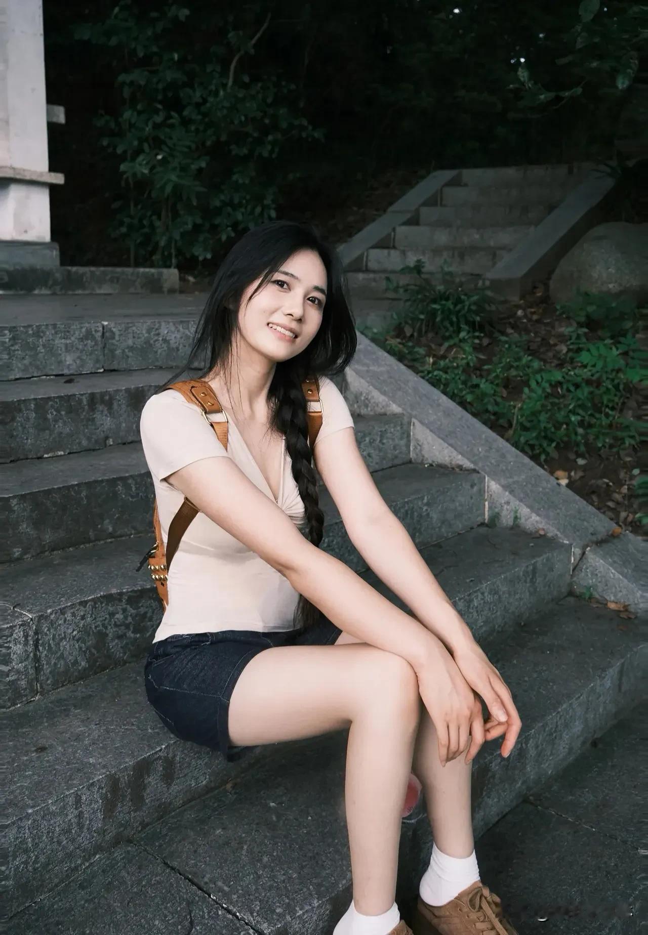 甜美的笑容，温暖每一天  
嘴角微扬，如花开绽放，  
瞬间点亮生活每一刻。