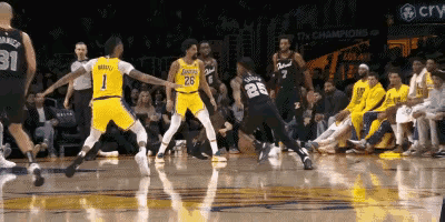 湖人125-111大胜活塞，在比赛第二节的时候詹姆斯接到海耶斯盖帽下来的球，詹姆