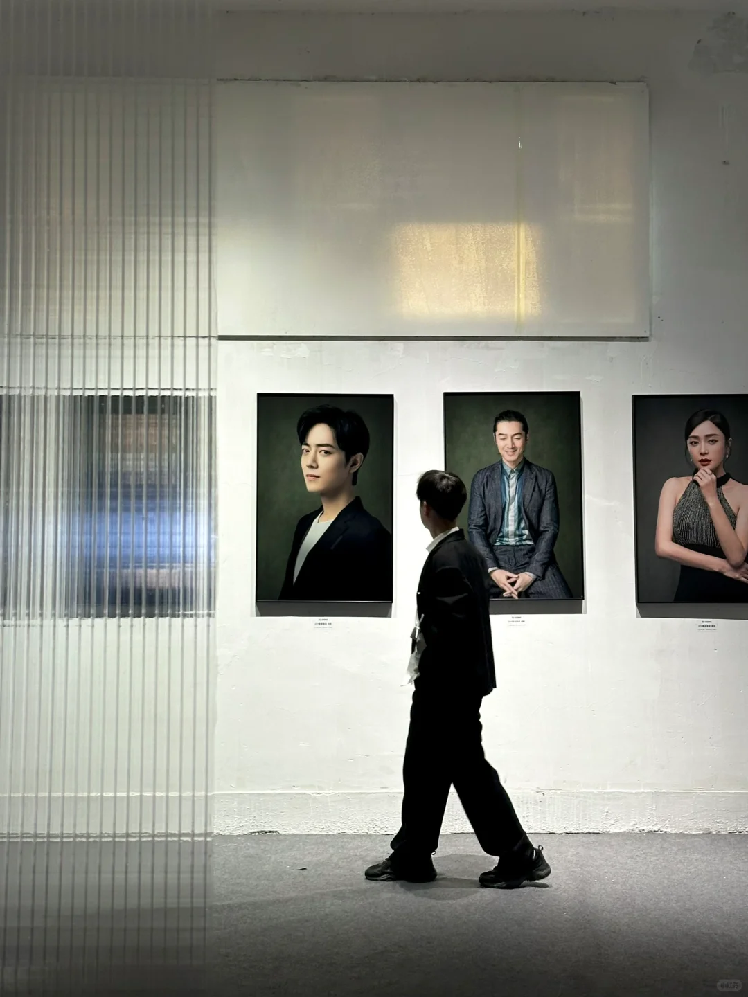 不在上海！在重庆！合影“肖战世界名画”📸