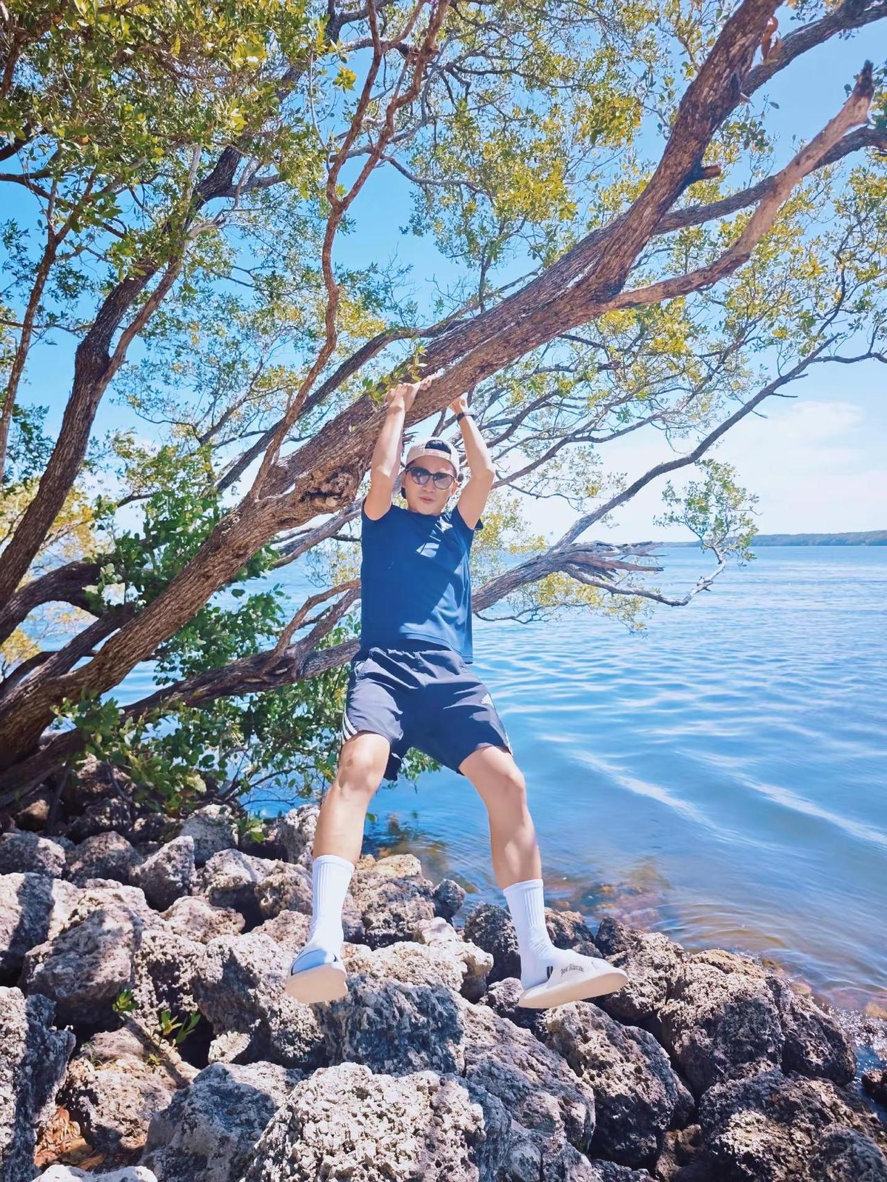 留子男大趁周末来海边吹吹风玩玩水看看海 海边 帅哥 男大学生 少年感