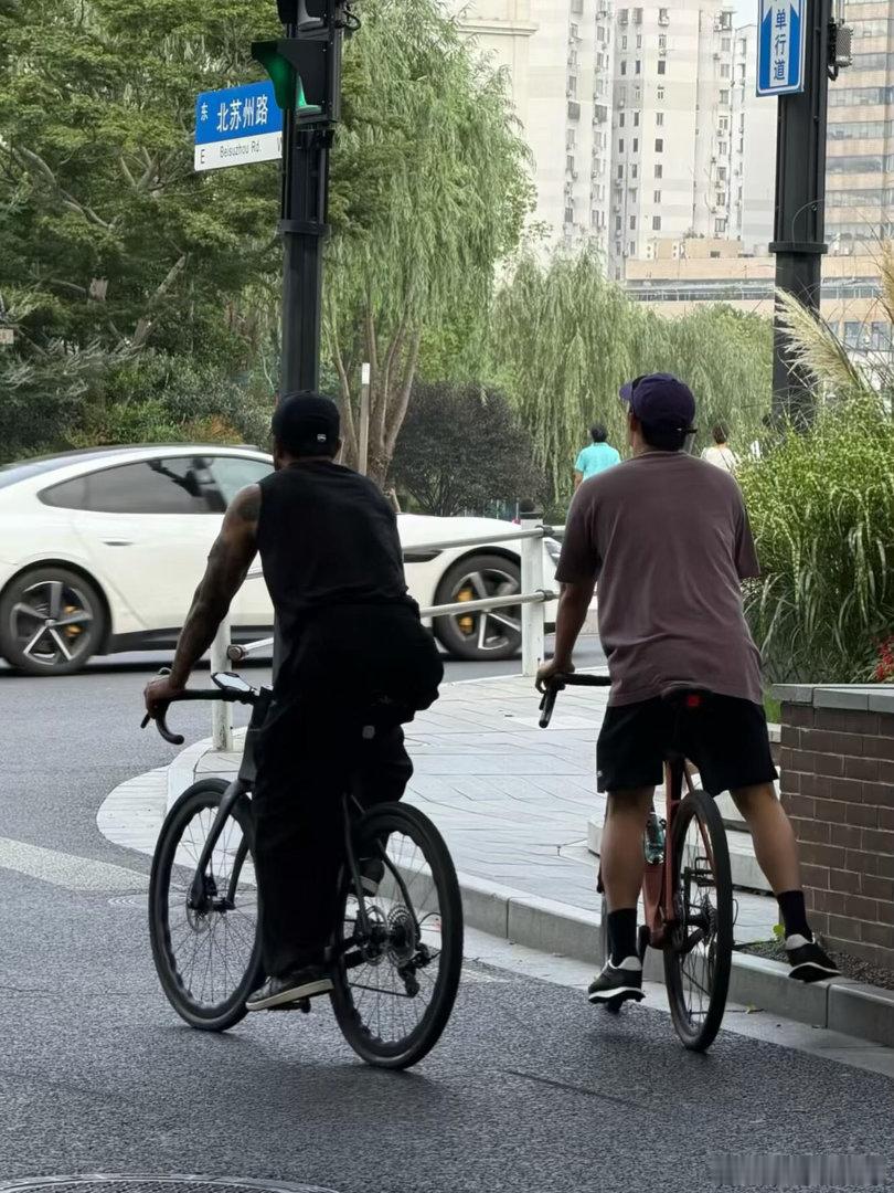 黄景瑜把自行车拎出了纸片感黄景瑜单手拎自行车 自行车在他手里看起来就像道具，那个