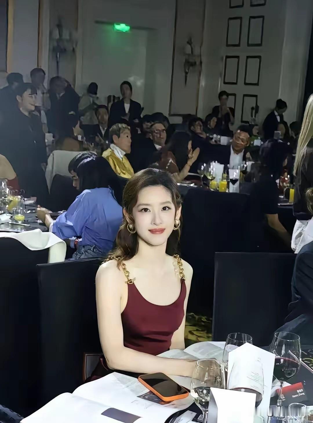 小章的容颜，简直就是冰雕玉琢，亮丽光鲜，富丽堂皇，看起来就有一种富贵的气象，不知