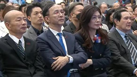 今天台北市成功高中体育馆里的蓝色主视觉格外醒目，俯瞰式跑道图案从浅蓝渐深，正应了