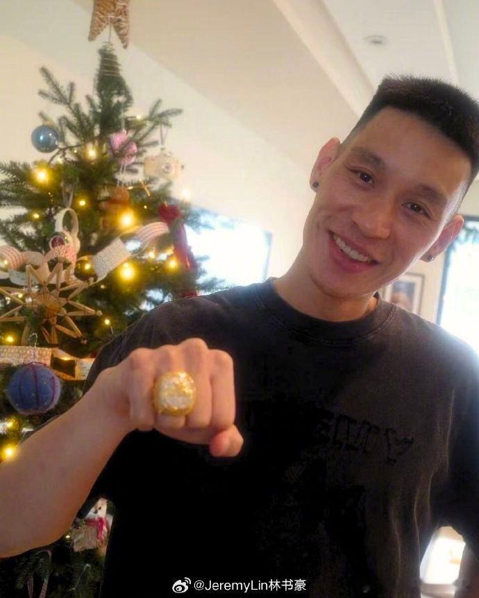 【林书豪晒冠军戒指】12月27日，发博晒冠军戒指，“冠军戒指来了！??永远感谢这