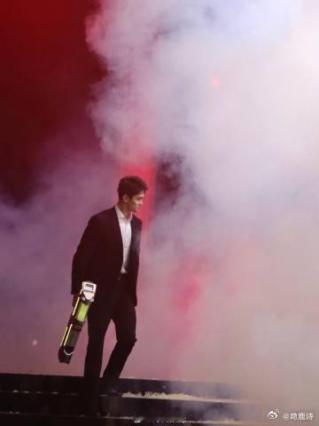 孙杨西装造型好板正 哇塞！孙杨以奥运冠军之姿闪耀PEL全明星夜，那身西装一上身，