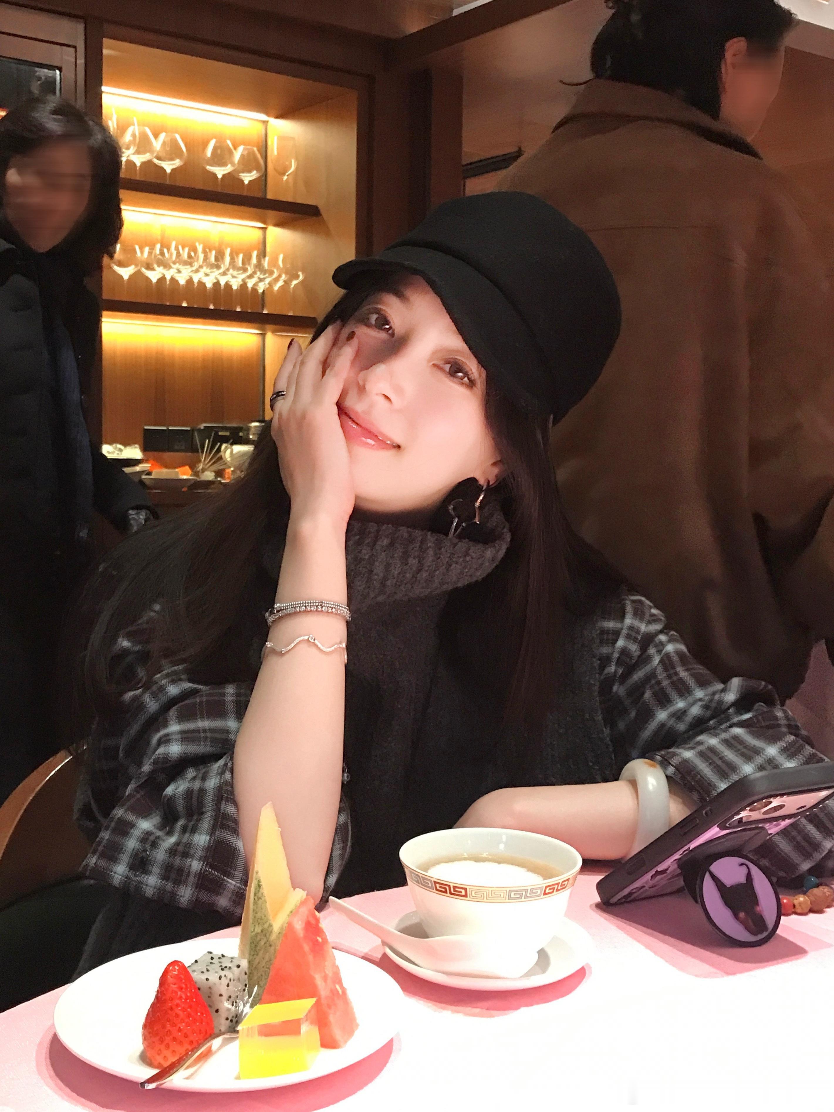 到家啦～下雨天收工去喝了热热的花胶鸡汤感觉很幸福！ 