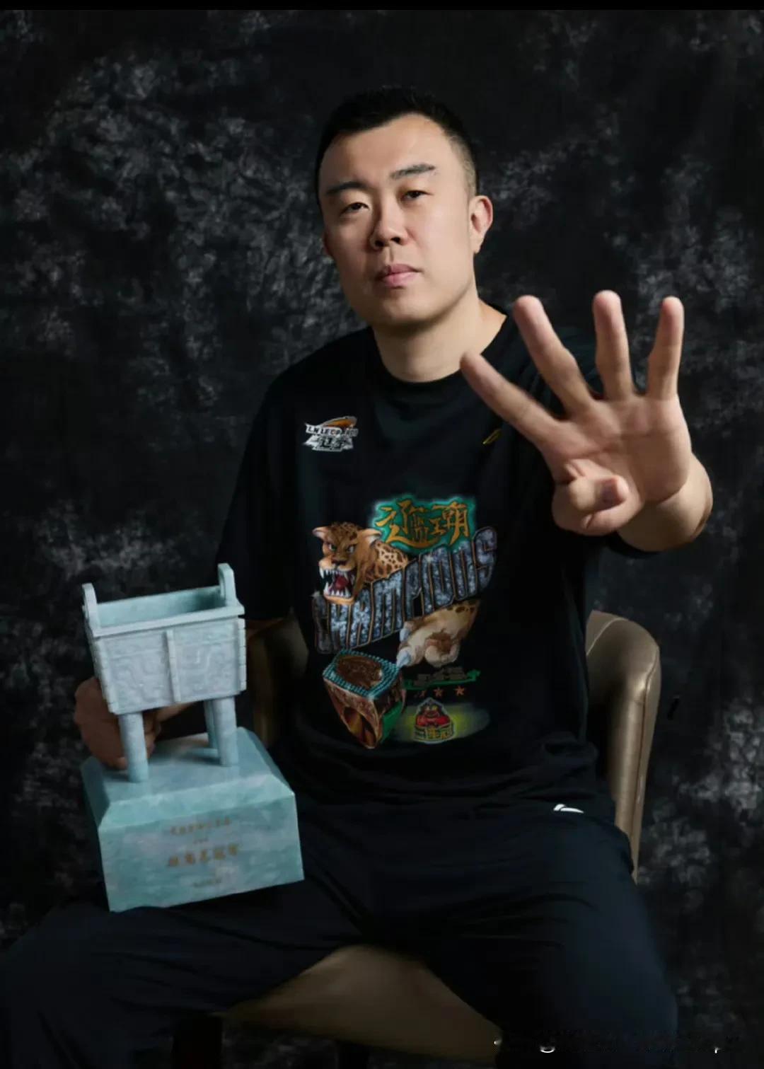 周琦看到辽篮夺冠定妆照，羡慕了吧！当韩德君伸出四根手指时，周琦仅有一冠，还是在新