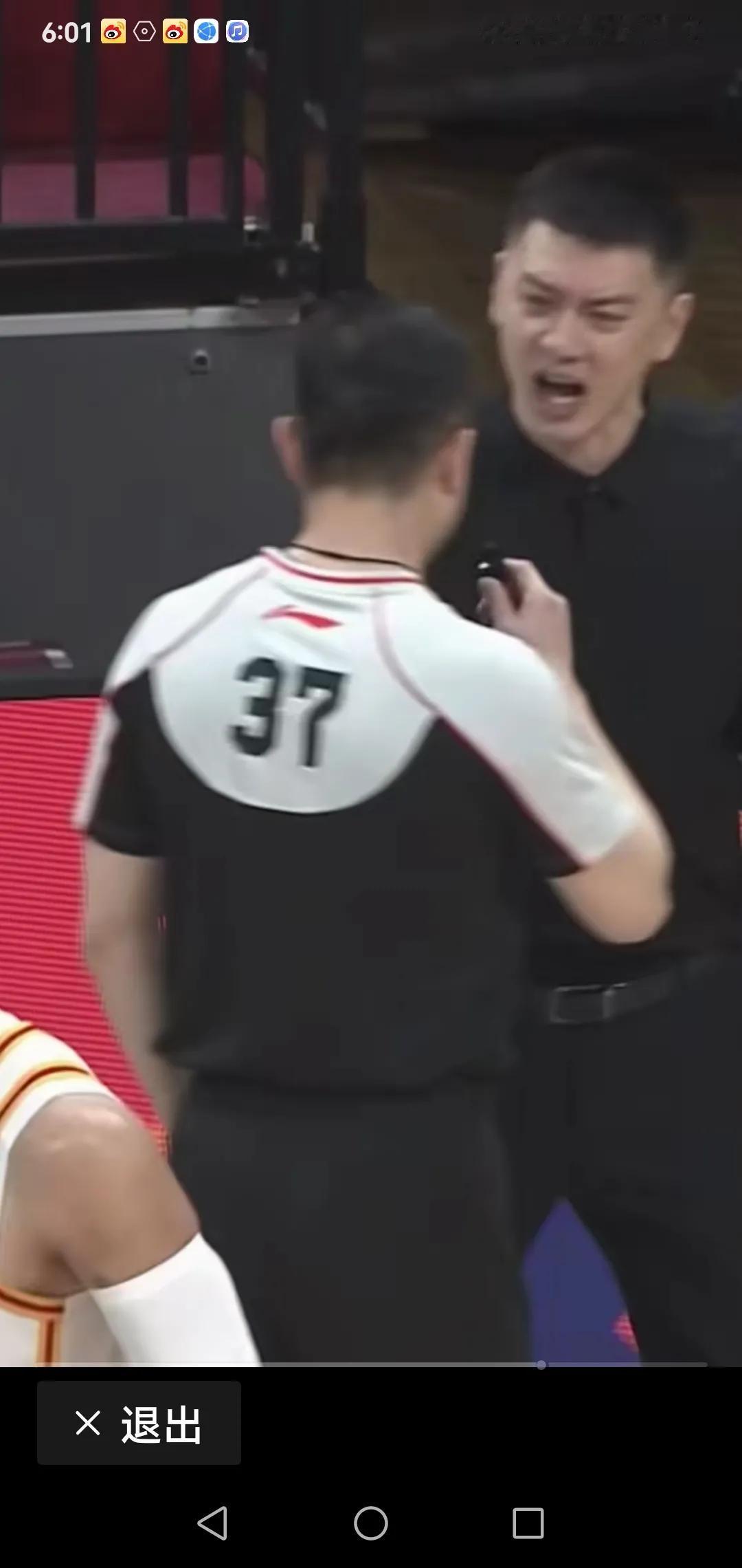 杨鸣不满判裁，对裁判暴跳如雷，大发脾气，而37号裁判无动于衷，任凭杨鸣咆哮发威，