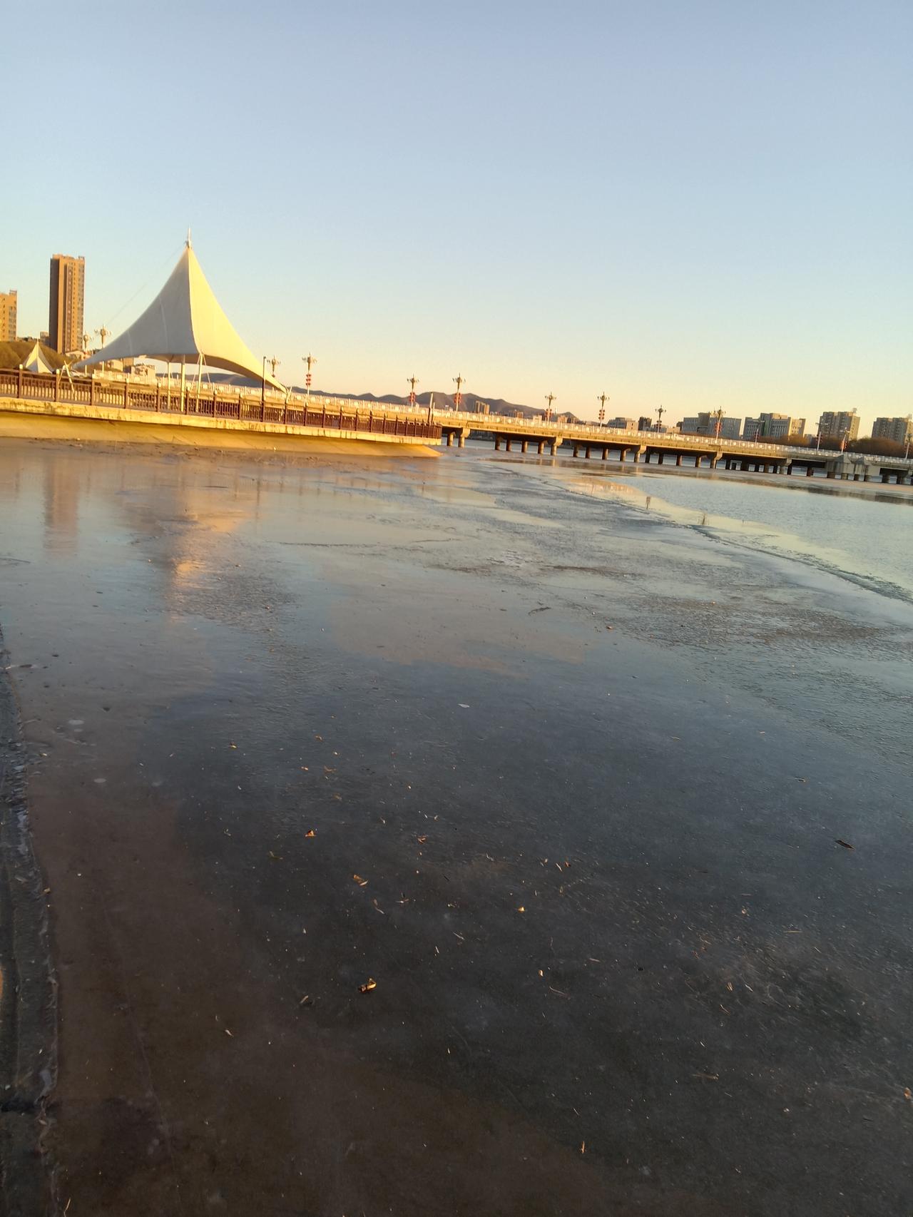 五绝.仲冬
原创首发：孙守清
擗面北风违，
冬隆冷发威。
琼花仍未堕，
地冻水冰