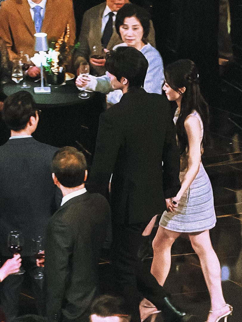 林屿森陪聂曦光重读三体你的赛博读书搭子已上线微小说大赛有文化的人撒狗粮，方式都不